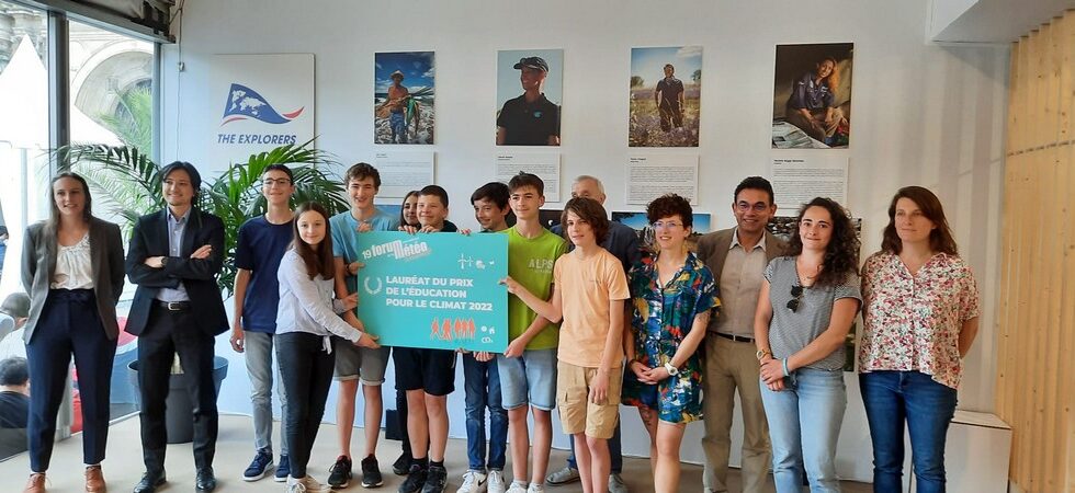 Les éco-volontaires Lauréats du Prix de l'Education pour le Climat avec le jury.
